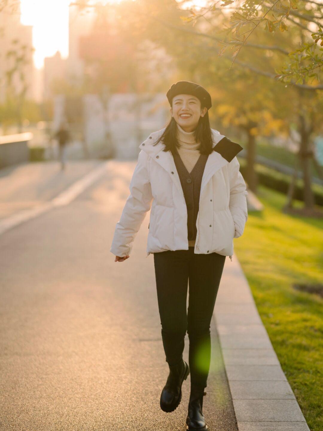 修身牛仔裤 寒冷的冬季怎么穿?羽绒服的搭配思路总结好了,穿出优雅时髦