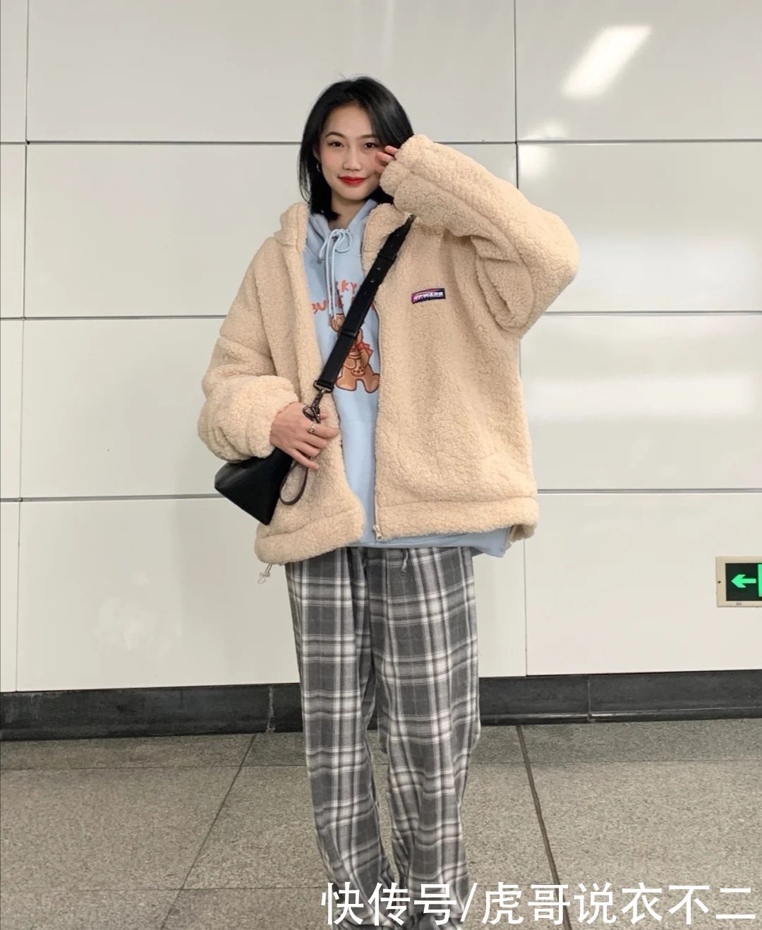 冬季不知选什么“内搭”？简约的连帽卫衣，才是“百搭神器”