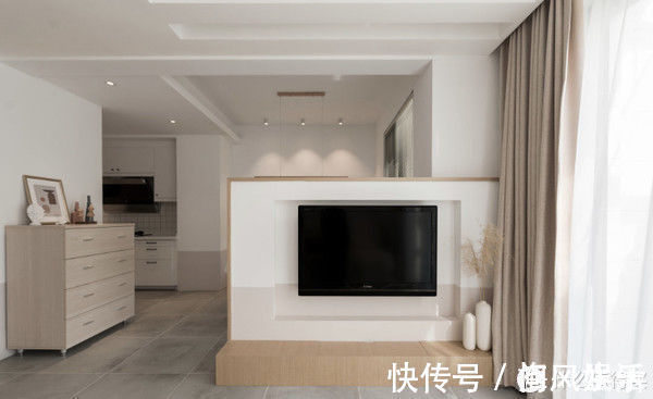 墙面|这对夫妻很有远见,买下120平复式小楼,客厅开阔还有双储物间