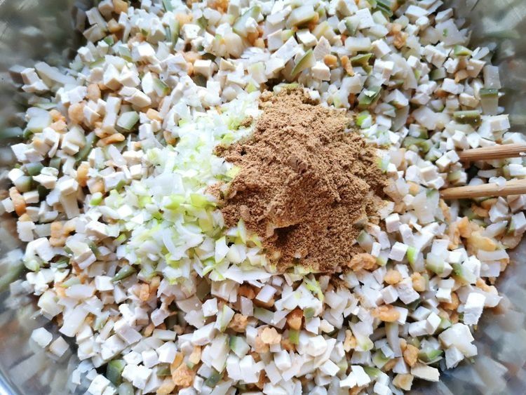 它是被“误解”最多的菜，切碎包成饺子，越吃越香，好多人不懂吃