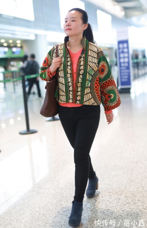 穿搭 龚琳娜精神状态挺年轻,穿民族风印花外套配紧身裤,素颜状态很美
