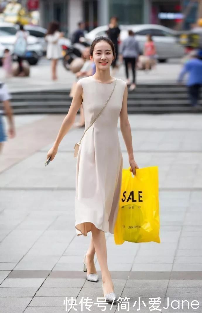 小姐姐 小姐姐搭配上一双小防水台的高跟鞋，让她身上充满着韵味