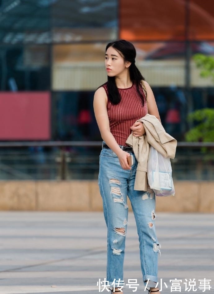 破洞|破洞牛仔裤搭配无袖上衣,简单的搭配非常清纯