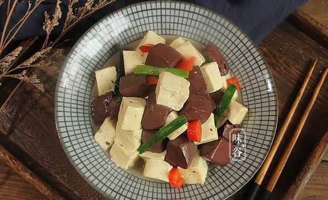 它是猪身上的液体肉，隔三差五吃一盘，排毒补血，给身体做大扫除