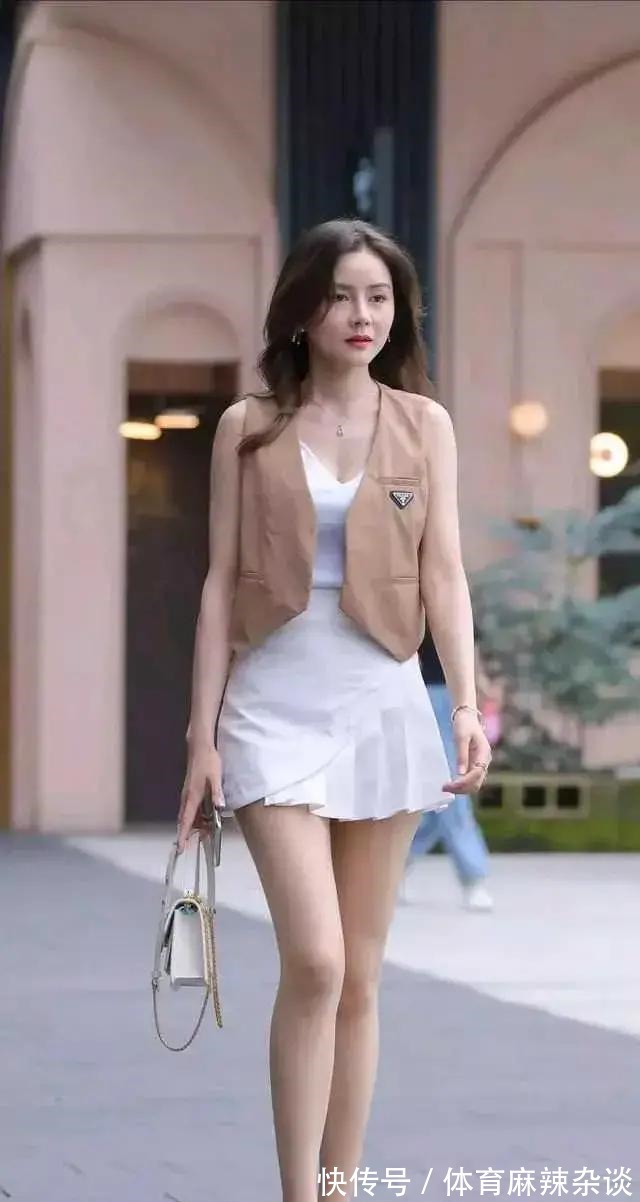 连衣裙 吊带连衣裙配小马甲,这穿搭很新颖,平生还是第一次见到!