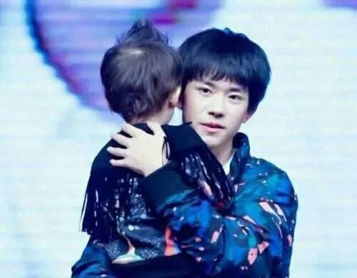 哥哥|王俊凯带娃超暖,王源带娃很皮,千玺带娃达人,弟控哥哥是谁呢?