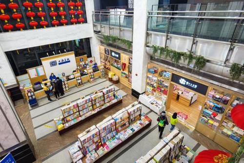 中年|这个春节假期，有些青年在上海书城席地而坐，在书香中度过……