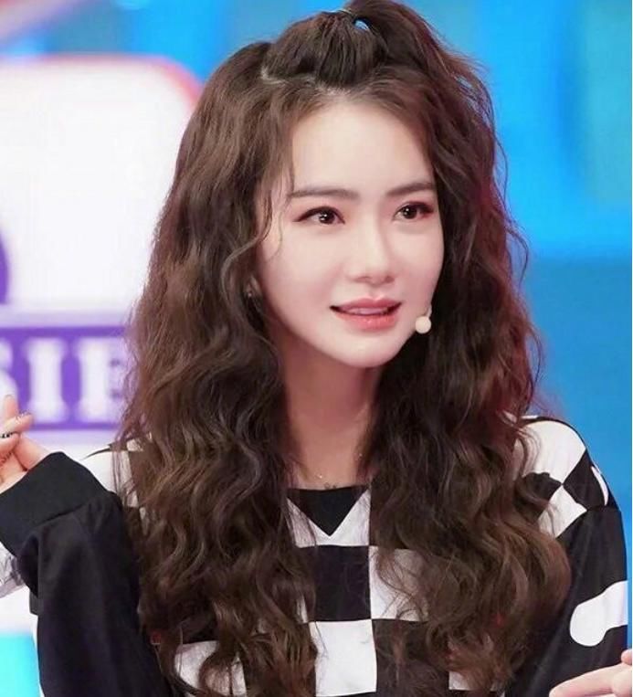 烫羊毛卷|所谓的高级发型都很显老!大明星还有脸蛋撑着,你整上就丑哭了