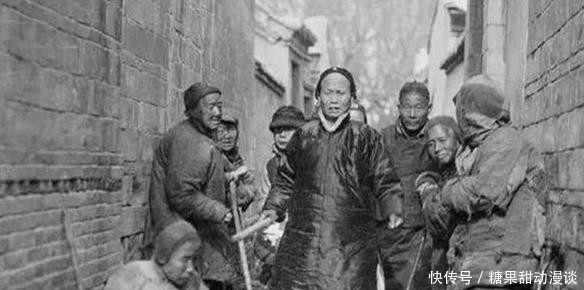 屋檐|晚清老照片地主婆走路很霸气，百姓爬到屋檐上看热闹！