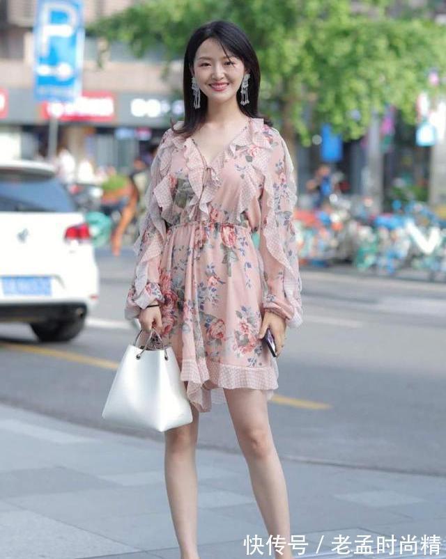 笑容|表妹不仅笑容甜美,身上穿着的裙子也非常地甜美