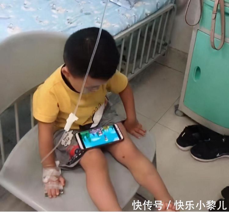 爷爷|“最懒爷爷”走红,陪孙子打点滴却“霸占”床位,儿媳脸都黑了