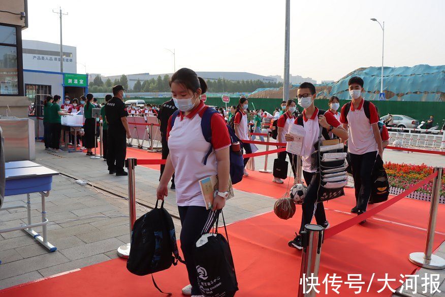 樊丽娟|甜蜜满分！开学首日，郑州经开区五中学生和老师互送惊喜礼物