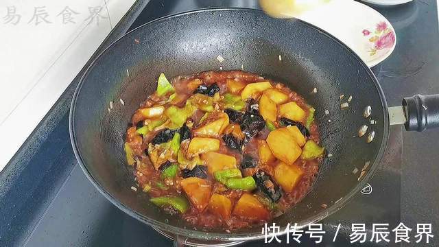 茄子土豆青椒，又一道东北名菜地三鲜，请叫它素菜领袖-地三鲜