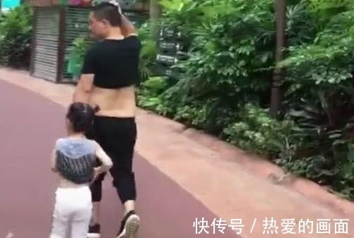 萌娃|“随性奶爸”带娃火了,萌娃跟在后面“捞衣服”的动作神同步