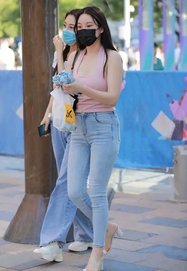 位女士|绰约多逸态,轻盈不自持,同样是牛仔裤穿搭对美的诠释却各有千秋