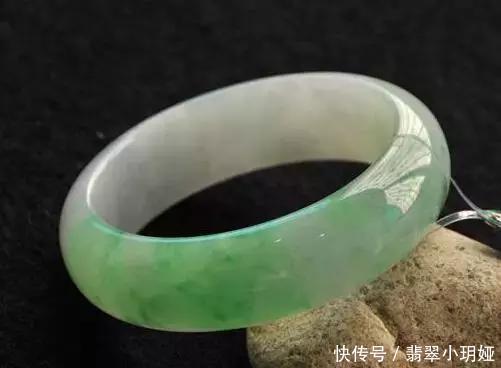 翡翠戴久了变黑是肿么了,揭秘!