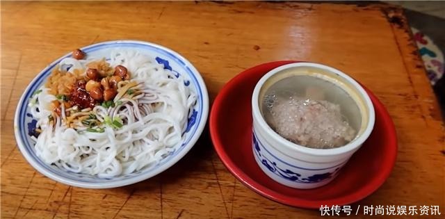 食客|夫妻街头卖“热销”早餐,15元一份有肉有蛋,食客不吃馋得慌!