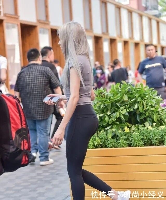 运动裤 面对“瑜伽裤”的冲击，打底裤也站不住脚跟了，还被蒙在鼓里吗？