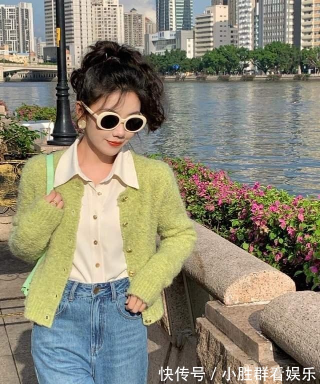 马甲 想显高显瘦不如试一下叠穿，毛衣马甲配白色衬衫和半身裙，超洋气