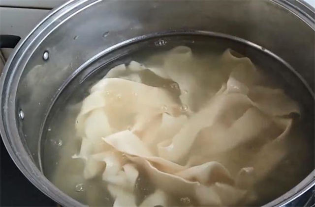 陕西|陕西正宗油泼面,教你在家轻松做,入口Q弹,香辣爽滑超解馋