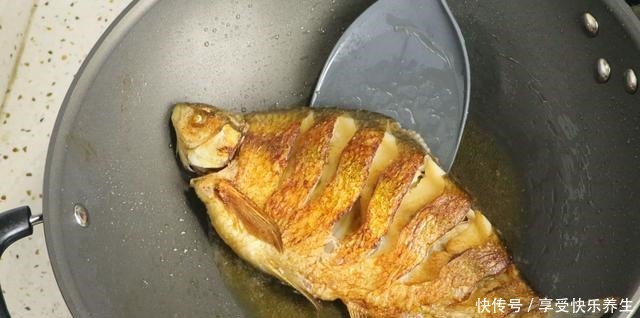 无论煎什么鱼,只要牢记“1道口诀”,煎出来的鱼不破皮还不粘锅!