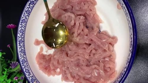  肉丝怎么做既好吃又高大上？试试传统酱香肉丝，酱香味美鲜嫩入味