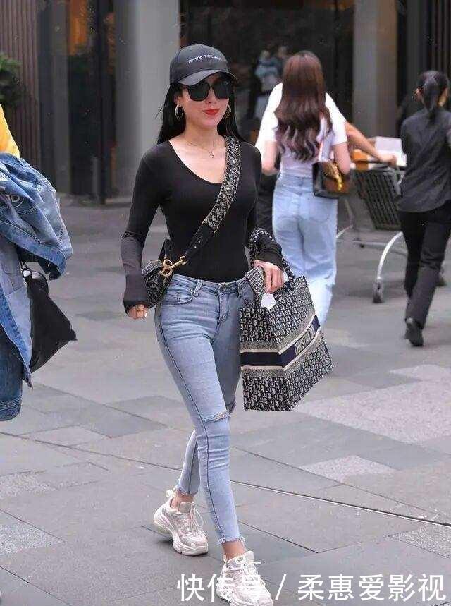 打底裤|透视低胸上衣搭配牛仔低腰打底裤,清爽色调,有一种复古感