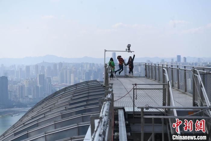 高空游览|重庆高空游览项目吸引游客体验“云中漫步”