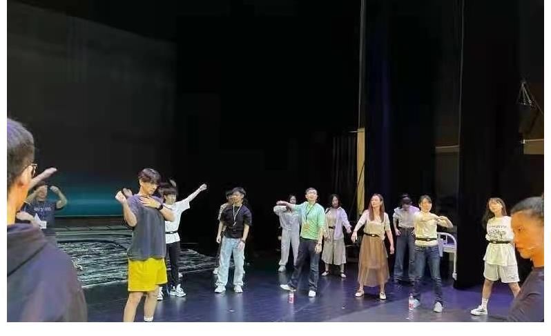 紀念日|肖戰(zhàn)杭州話劇彩排，曬自拍送祝福！劇組暖心請客吃月餅