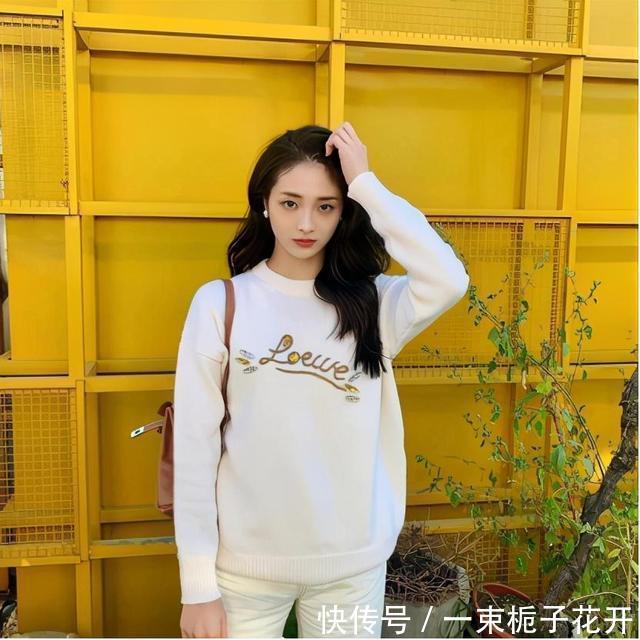 原来明星也撞衫,同穿一件白色针织衫,诠释出的风格却不同
