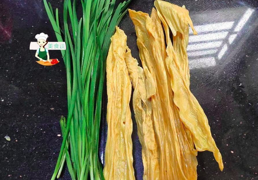 此两样素菜一起炒,不放肉也很鲜美,蛋白质是猪肉4倍,孩子爱吃