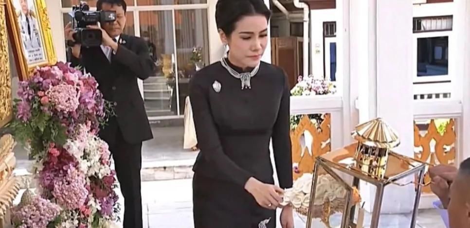 流苏$诗妮娜扬眉吐气了!代泰王去皇家祭拜,戴珍珠流苏首饰艳压苏提达