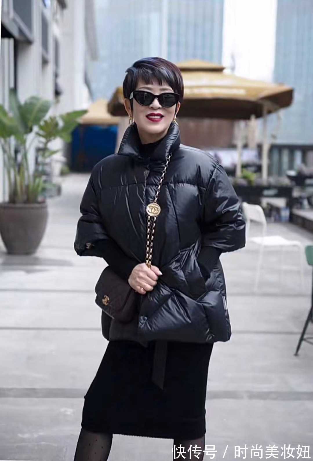 搭配|这位60岁奶奶太时髦了,穿搭简约高级显气质,比年轻人会穿