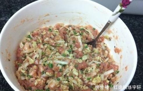 调饺子馅是放生油还是熟油？可能多数人放错了，难怪饺子不好吃