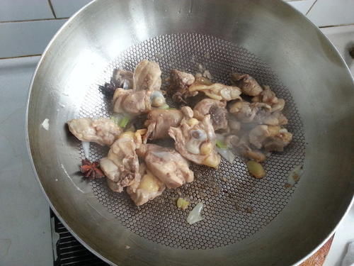  简单|香菇配鸡肉味道好，营养又简单，小孩吃了长身体，老人吃了强体力