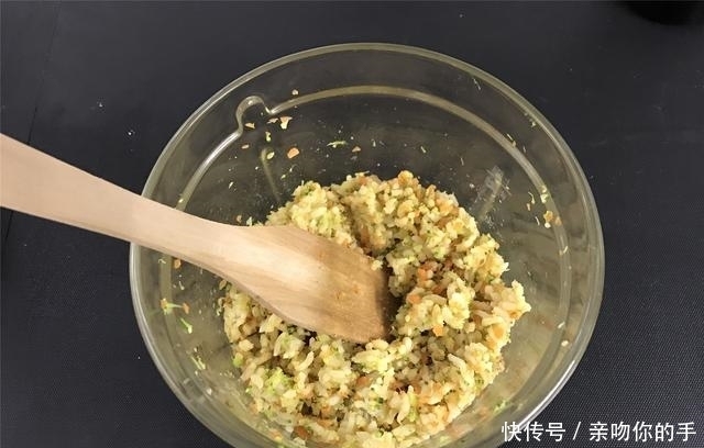 剩米饭新吃法,如此做,孩子三天两头就想吃,连吃3个才过瘾!