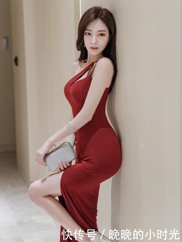 网红美女红色连衣裙甜美又不失优雅的气质,复古风彰显女神范