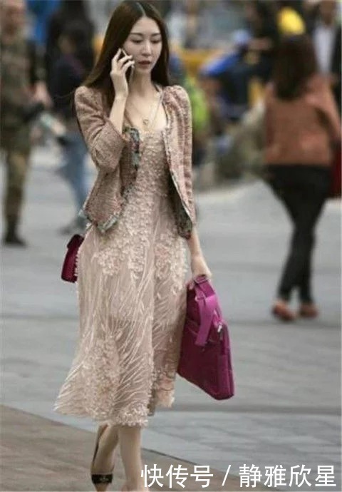 背心|街拍:小美女身穿背心搭配宽松裤,显得清纯干练,展现出自然美感