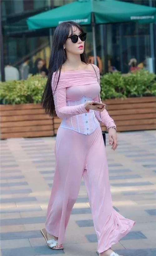 小姐姐穿个睡衣就出来逛街了,腰上绑个束腰带就变成了另类穿搭