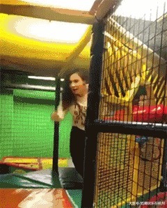 |搞笑GIF:跳舞的美女一般都这么有气质,在说什么我听不到