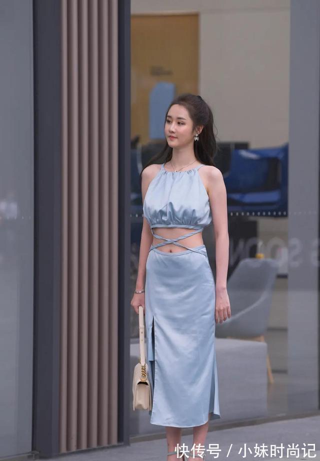 身材 小姐姐一袭浅蓝色个性仙女长裙,凹显身材,惊艳路人