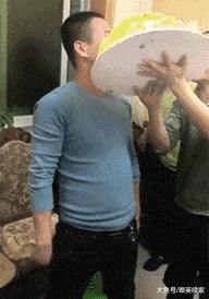|搞笑GIF:今天视察老婆工作,我只能薅你的头发了