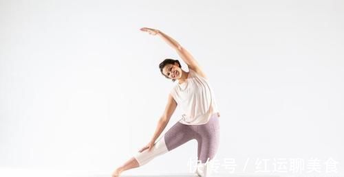 內收肌|一個瑜伽側身伸展動作，讓你的曲線更優美迷人，還能強化核心力