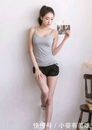 眉目如画的打底裤小姐姐,S形曲线毕露,吸引一众路人目光!