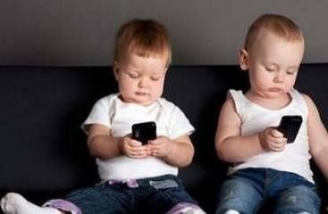 宝宝|玩手机和不玩手机的宝宝有何不同？上幼儿园后就能看出，很现实！