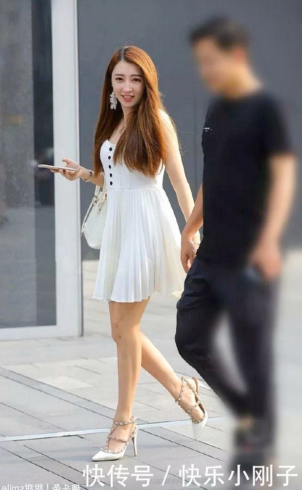 脚上穿上一双浅绿色的剪头高跟鞋,走路的姿态都散发着魅力