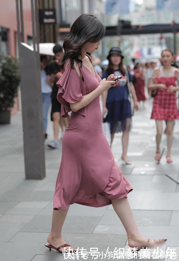 美女|贵妇嫌连衣裙“太闷热”,在袖子处“剪一刀”,这下终于不嫌热了