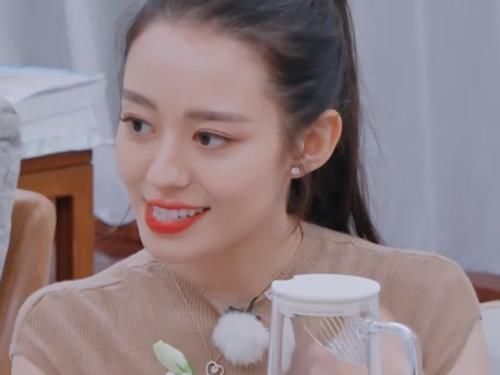  一旁|胡可张歆艺相邀吃火锅，一旁吉娜吃的饭成亮点，网友难怪她那么瘦