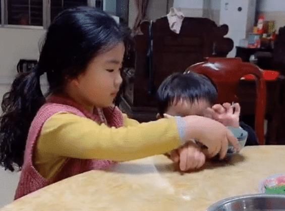 二宝|“卑微弟弟”专业伺候姐姐,我姐虐我千百遍,我待我姐如初恋