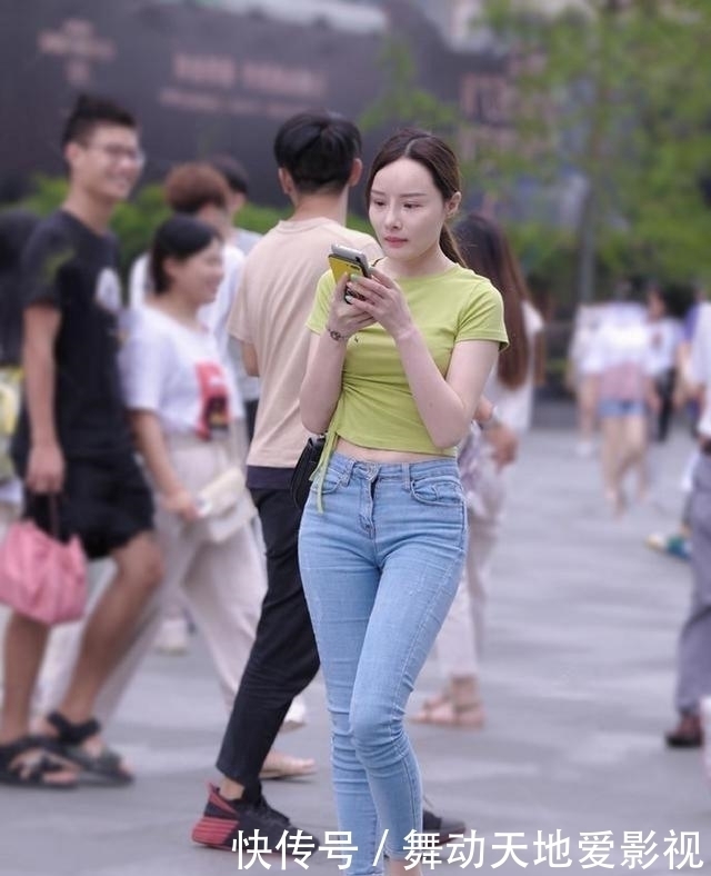 白色|美女穿了一身白色的连衣裙,勾勒出了较好的身材线条